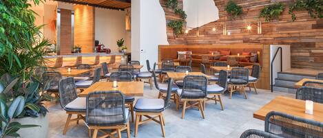2 restaurantes; se sirven desayunos