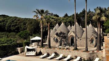 Piscine extérieure (ouverte en saison), parasols de plage