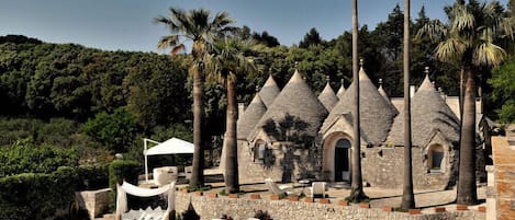 Alberca al aire libre por temporada y sombrillas en la alberca