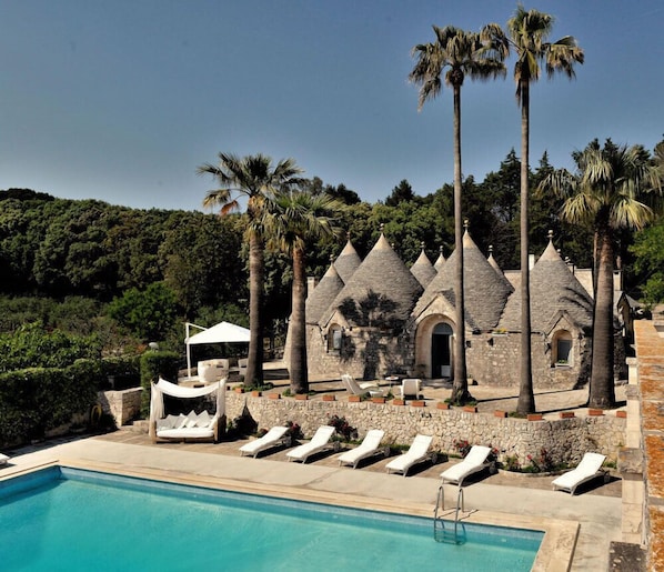 Außenpool (je nach Saison geöffnet), Sonnenschirme, Liegestühle