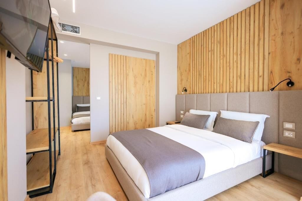 Firemannsrom – deluxe, balkong, delvis sjøutsikt | Minibar, safe på rommet, skrivebord og blendingsgardiner