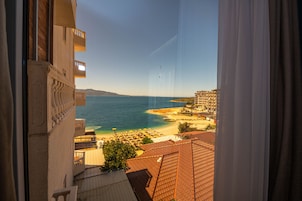 Quarto casal superior, sacada, vista parcial para o mar | Vista da sacada