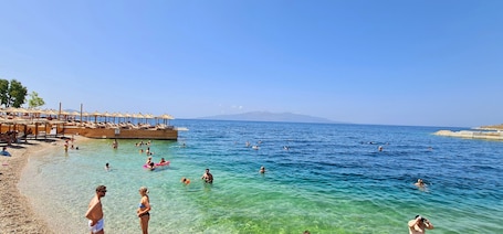 Playa privada en los alrededores, sillas reclinables de playa. Hotel Apollon Saranda