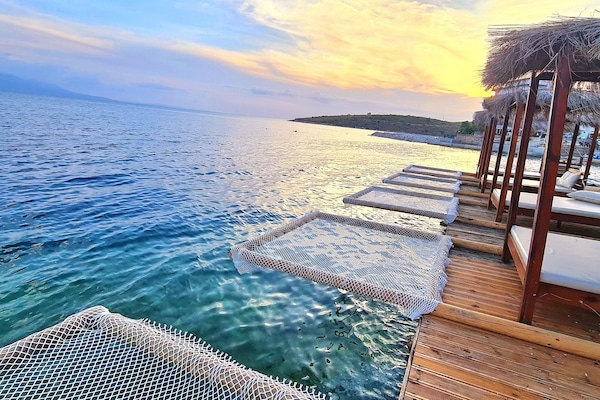 Yksityinen ranta lähistöllä, aurinkotuoleja, aurinkovarjoja, rantabaari