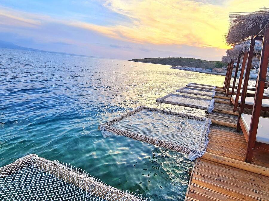 Plage privée à proximité, chaise longue, parasol, bar sur la plage