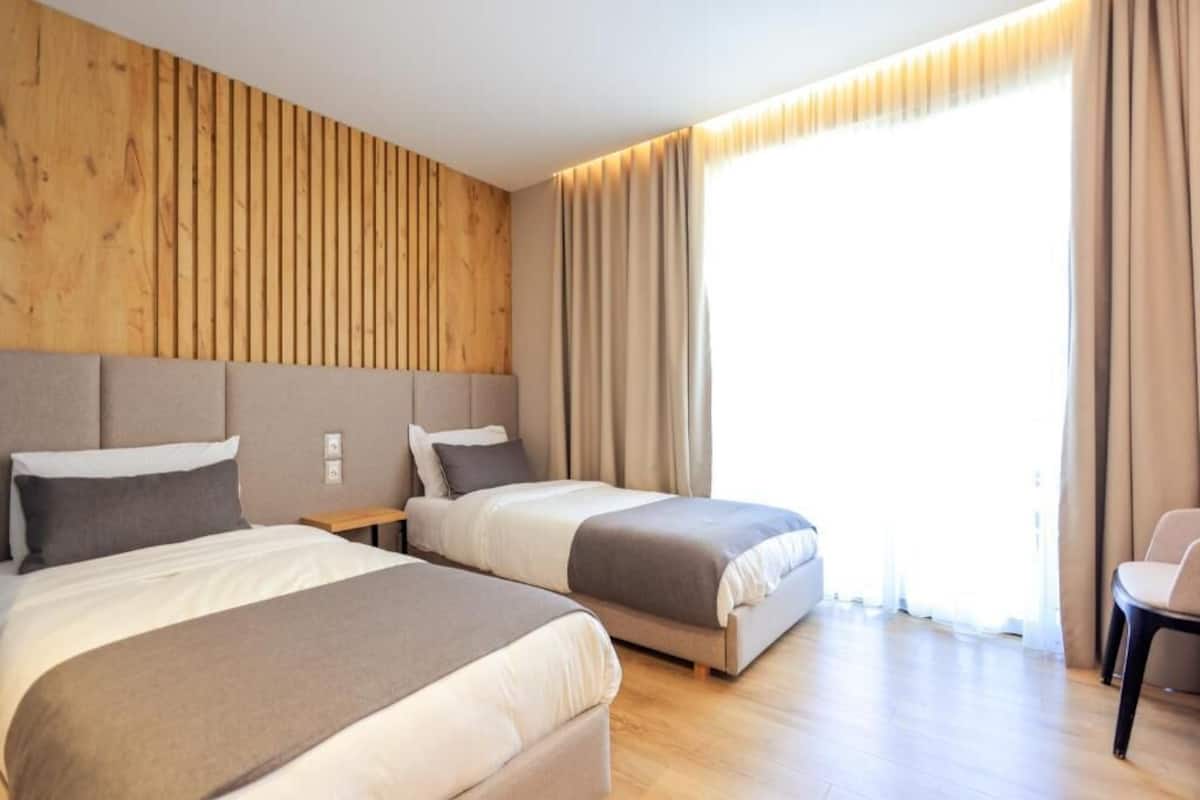 Quadrupla Deluxe, balcone, vista mare parziale | Minibar, una cassaforte in camera, una scrivania, tende oscuranti
