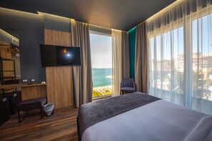 Superior Double Room, Balcony, Partial Sea View | Minibar, in-room safe, desk, blackout drapes - Hotel Apollon Saranda (Sarandë)
