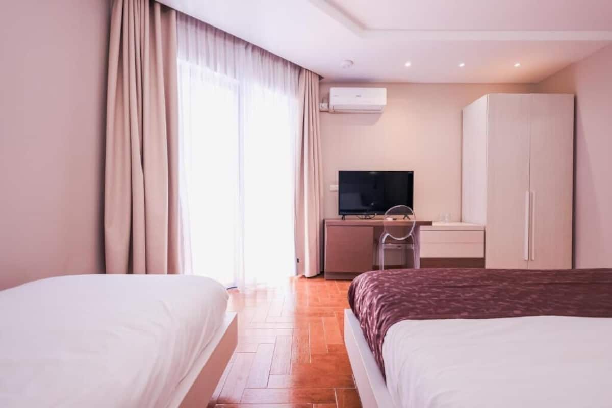 Minibar, una cassaforte in camera, una scrivania, tende oscuranti