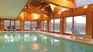 An indoor swimming pool with wooden walls and large windows. - 50m from ski slopes, swimming pool, balcony, tv, 32m², Val Cenis (Lanslebourg-Mont-Cenis)