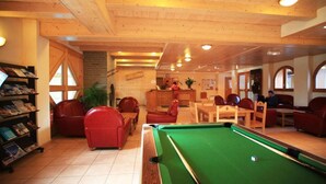 A billiards room with a pool table, red leather chairs, and a wooden ceiling. - 50m from ski slopes, swimming pool, balcony, tv, 32m², Val Cenis (Lanslebourg-Mont-Cenis)