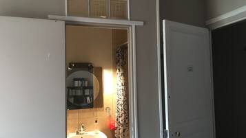 Kamar Double | Wastafel kamar mandi