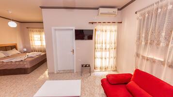 Deluxe Double Room, Balcony | Minibar, desk, soundproofing, free WiFi
