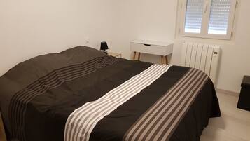 Chambre Premium, 1 grand lit | 1 chambre, rideaux occultants, Wi-Fi gratuit, draps fournis