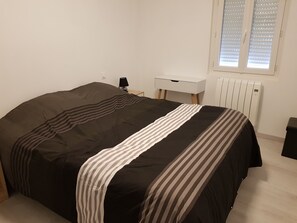 Premium Room, 1 Queen Bed | 1 bedroom, blackout drapes, free WiFi, bed sheets - Lourdes Guesthouse (Lourdes)