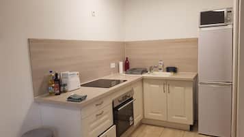 Lemari es, microwave, oven, dan kompor