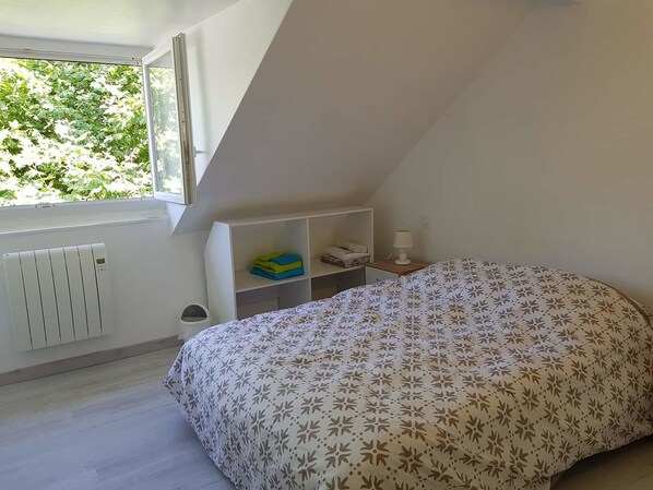 Room, 1 Double Bed | 1 bedroom, blackout drapes, free WiFi, bed sheets - Lourdes Guesthouse (Lourdes)