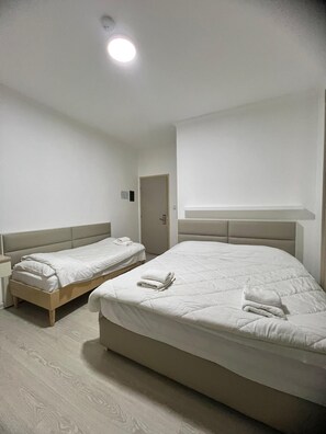 Triple Room, Balcony, Sea View | In-room safe, desk, blackout curtains, free cots/infant beds - Hotel Andi (Rrashbull)