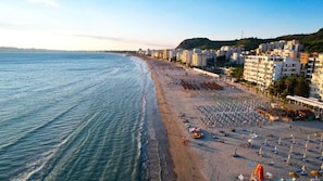 Privat strand, solstolar, parasoller och strandbarer