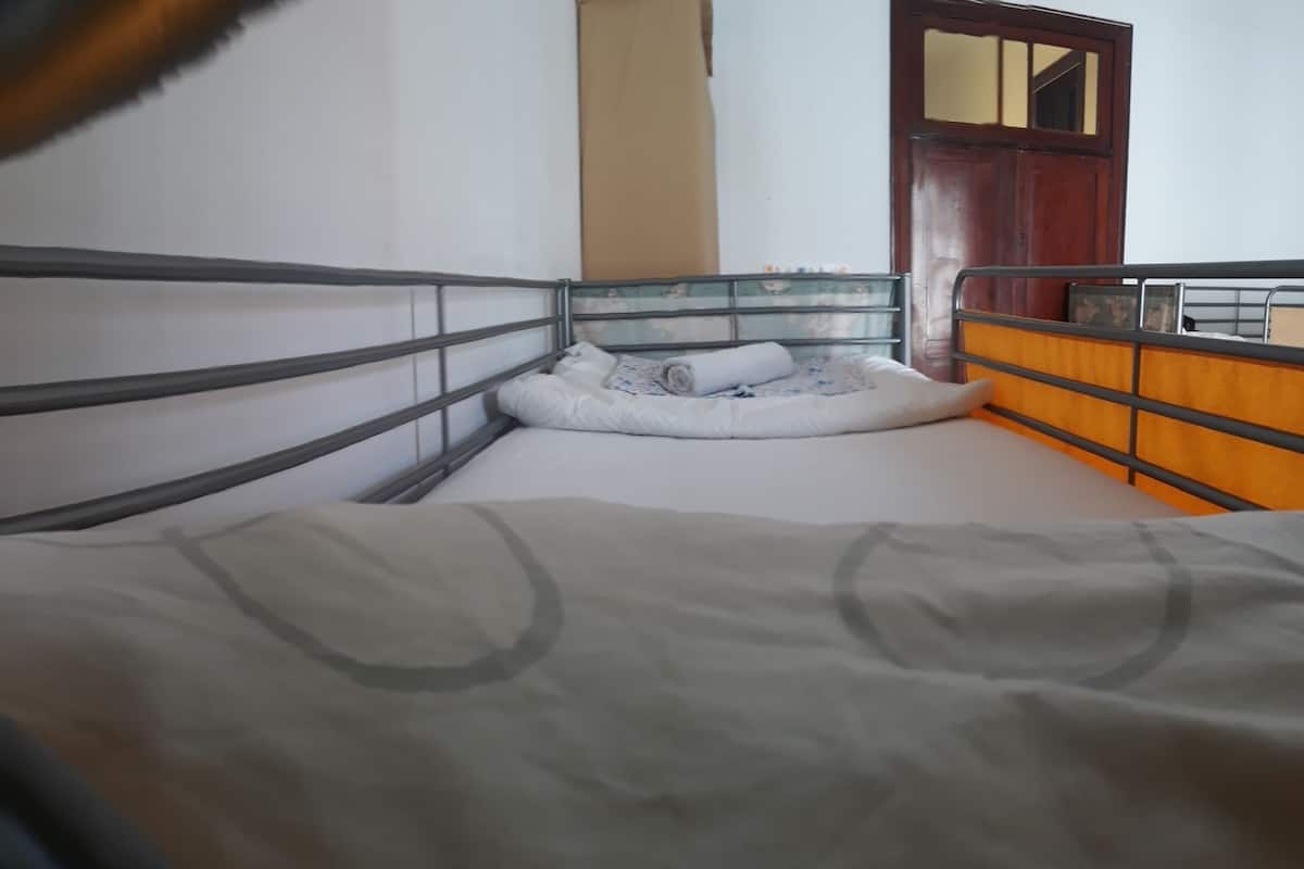Una cama litera con colchón y una estructura pequeña.