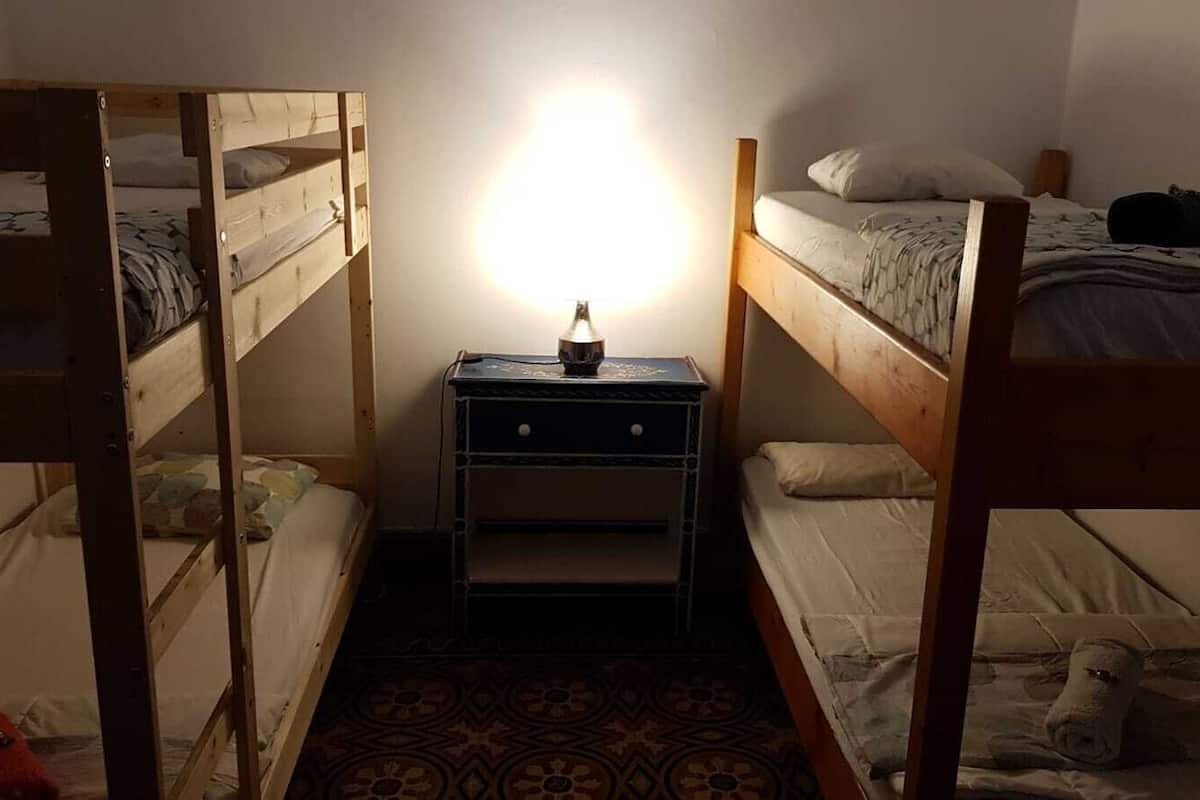 1 Cama en dormitorio compartido mixto de 4 camas | Wifi gratis y ropa de cama