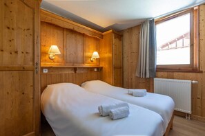 7 bedrooms, WiFi, bed sheets - Wifi, 150m from shops, swimming pool, sauna, hammam, balcony, fireplace or stove, tv, ski locker (La Rosière Montvalezan)