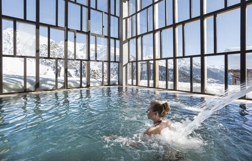 Wifi, 150m from shops, swimming pool, sauna, hammam, balcony, fireplace or stove, tv, ski locker