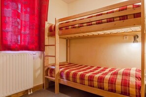 1 bedroom, free WiFi, bed sheets - 200m from ski slopes, fitness, swimming pool, sauna, hammam, balcony, tv, ski locker, 43m² (Lanslevillard)