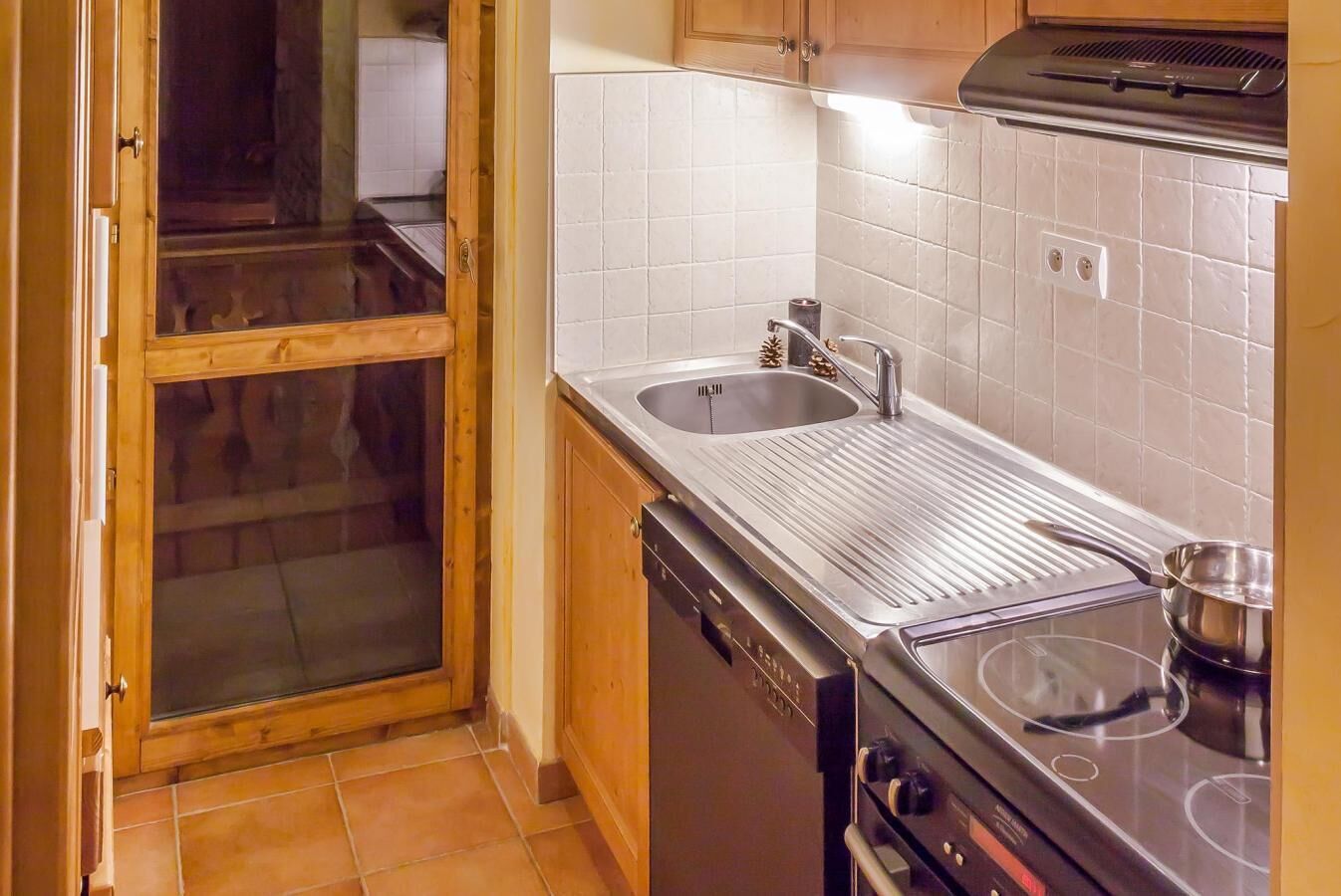 Réfrigérateur, four à micro-ondes, un four, lave-vaisselle