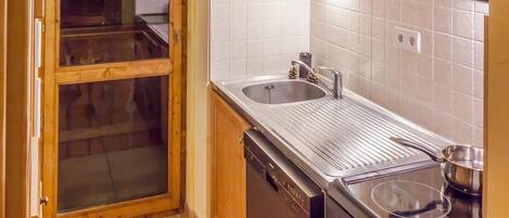 Réfrigérateur, four à micro-ondes, un four, lave-vaisselle