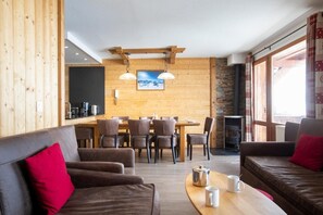 Living area - 300m from resort center, fitness, swimming pool, sauna, jacuzzi, hammam, balcony, fireplace or stove (Val Thorens)