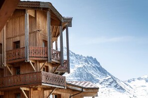 Exterior - 100m from ski slopes, fitness, swimming pool, sauna, jacuzzi, hammam, balcony, fireplace or stove (Val Thorens)