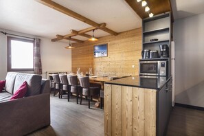 Interior - 100m from ski slopes, fitness, swimming pool, sauna, jacuzzi, hammam, balcony, fireplace or stove (Val Thorens)