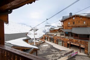 Property grounds - 100m from ski slopes, fitness, swimming pool, sauna, jacuzzi, hammam, balcony, fireplace or stove (Val Thorens)