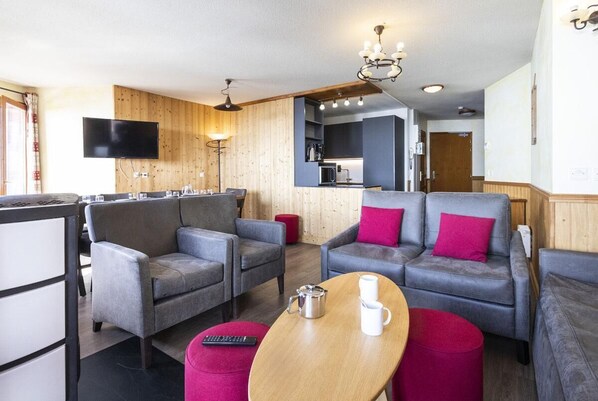 Living area - 100m from ski slopes, fitness, swimming pool, sauna, jacuzzi, hammam, balcony, fireplace or stove (Val Thorens)