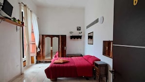 A bedroom with a bed, a desk, a wardrobe, and a door marked with the number 6. - B&B Cappotto Civico 48 (Pompei)