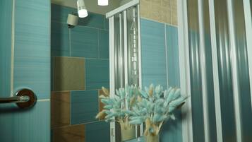 Economy Room | Bathroom | Free toiletries, hair dryer, bidet, towels