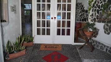 Vista frontal de la propiedad