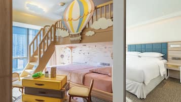 Una habitación infantil con una litera, una decoración de globo aerostático y un mapa mundial en la pared.