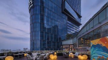 Rooftop bar, al fresco dining, open daily