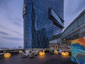 Bar auf der Dachterrasse, Speisen im Freien, tÀglich geöffnet
