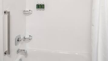 Ein modernes Badezimmer mit einer Badewanne, einer Duschbrause und einem Handtuchhalter.