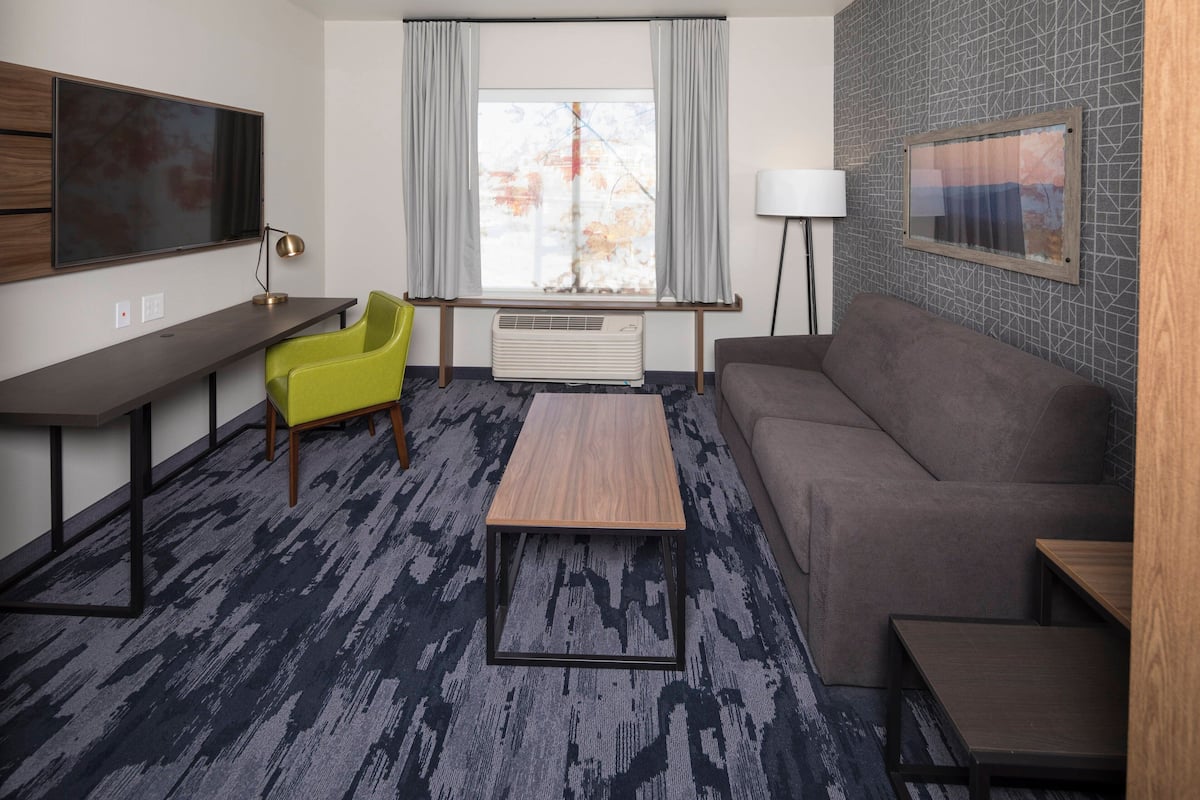 Pillow-top beds, desk, laptop workspace, blackout curtains
