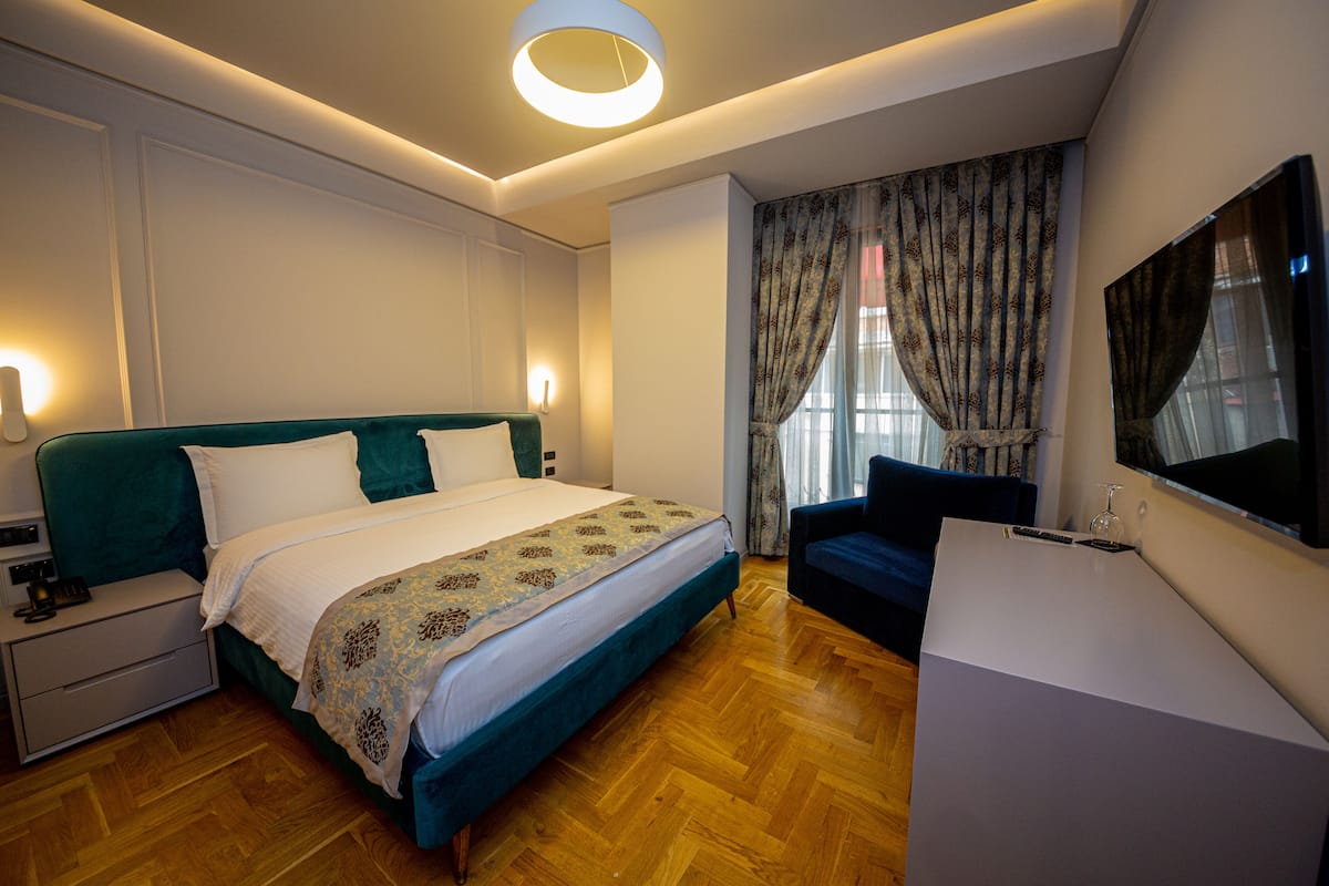 Superior Double Room | 1 bedroom, minibar, in-room safe, desk