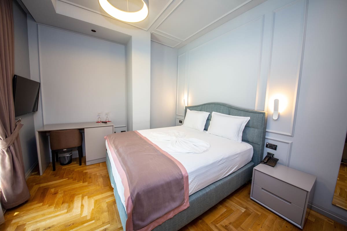 Double Room | 1 bedroom, minibar, in-room safe, desk