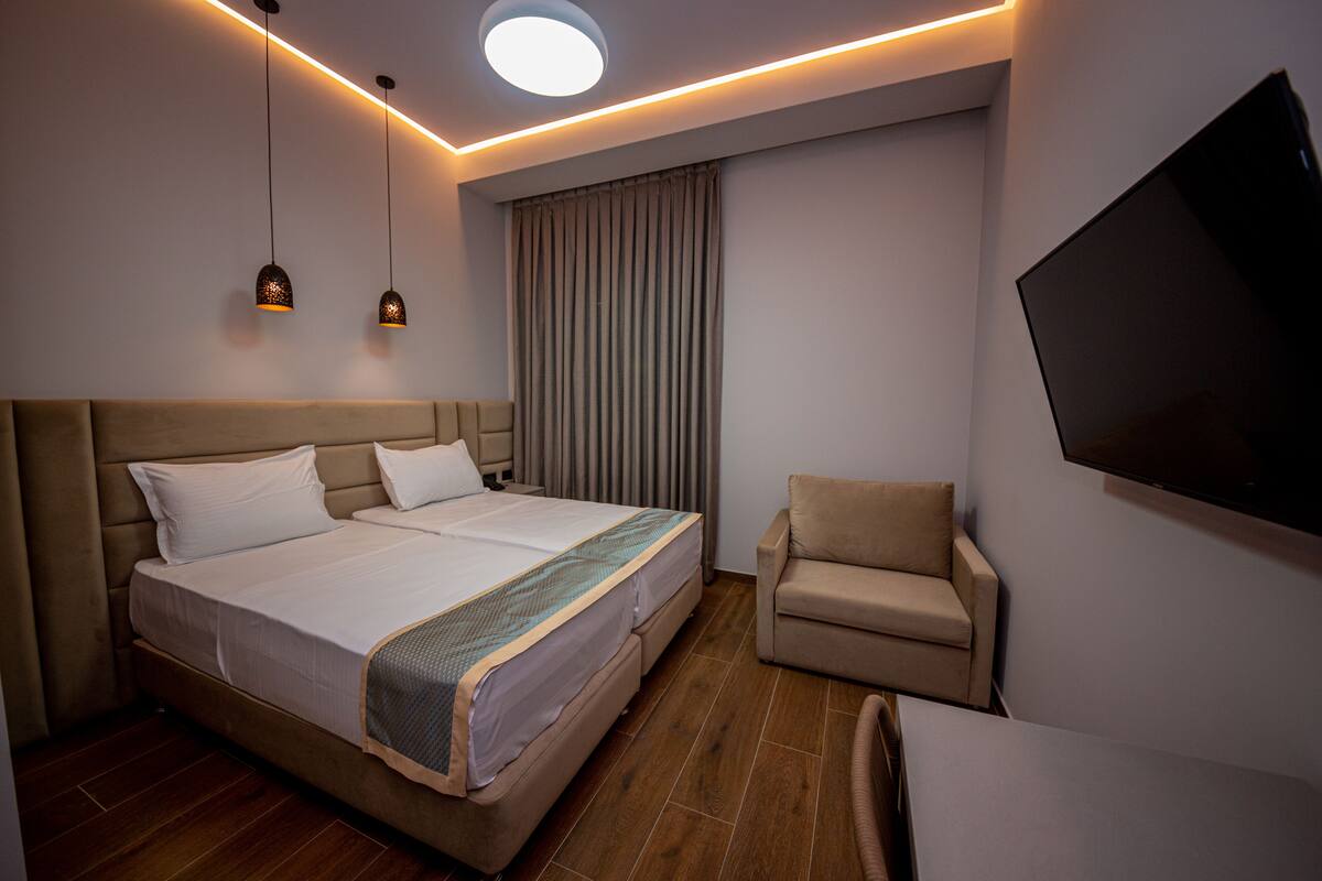 Minibar, in-room safe, desk, WiFi (free)
