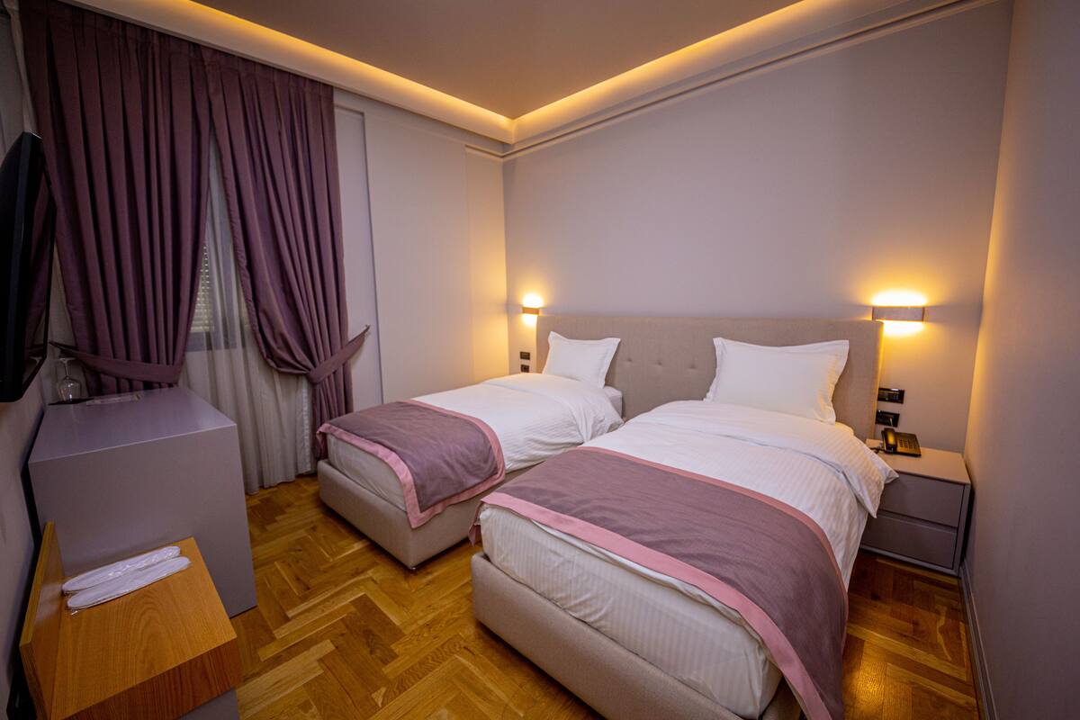 Twin Room | Minibar, in-room safe, desk, WiFi (free)