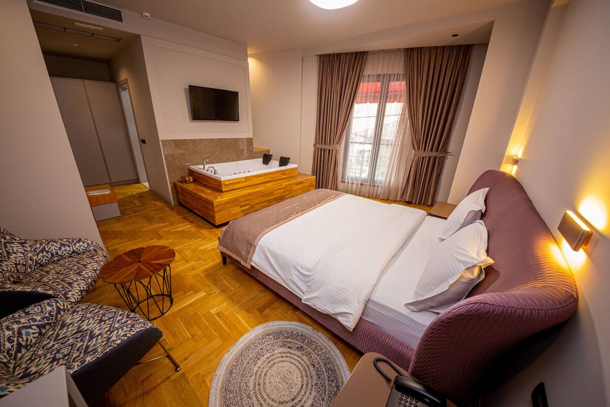Suite, Hot Tub | Minibar, in-room safe, desk, WiFi (free)