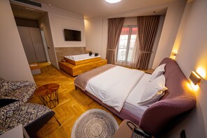 Suite - boblebad | Minibar, pengeskab på værelset, skrivebord, gratis Wi-Fi