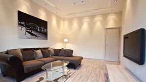 Grand Apart Daire, 2 Yatak Odası, Şehir Manzaralı | Oturma alanı | Kablolu TV kanalları bulunan 40 inç düz ekran televizyon