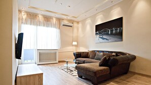 Grand Apart Daire, 2 Yatak Odası, Şehir Manzaralı | Oturma alanı | Kablolu TV kanalları bulunan 40 inç düz ekran televizyon